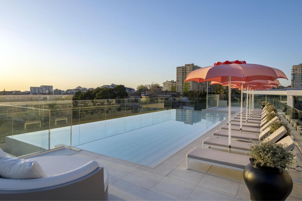 Renaissance Porto Lapa Hotel Kültér fotó The rooftop pool at the hotel