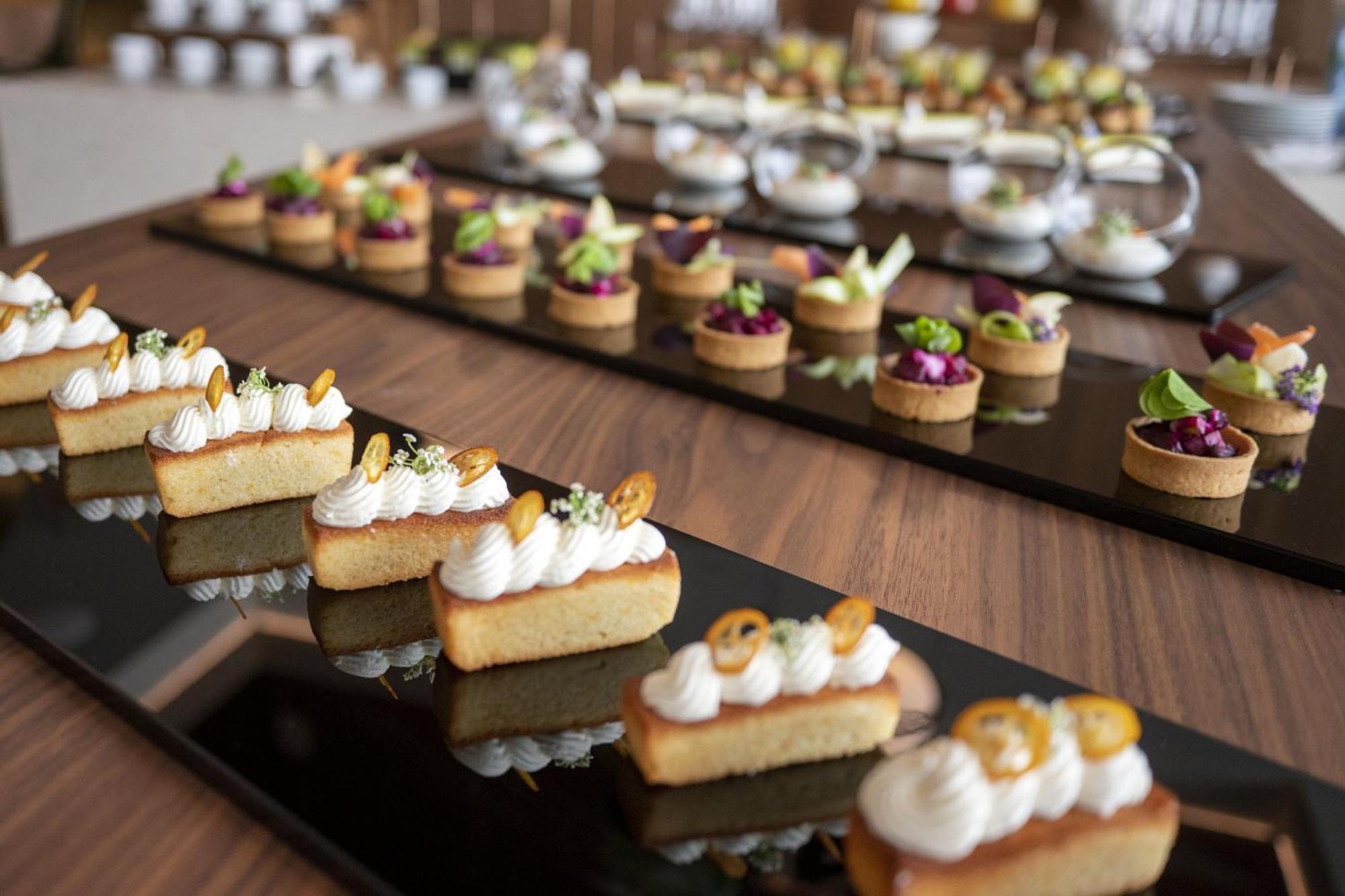 Renaissance Porto Lapa Hotel Kültér fotó A selection of desserts