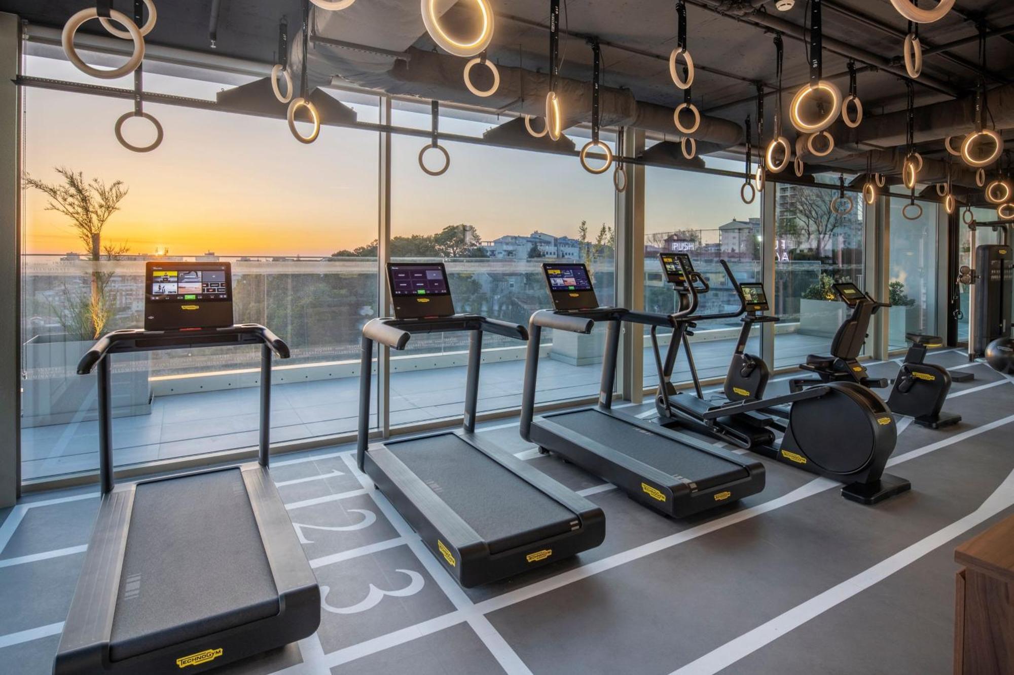 Renaissance Porto Lapa Hotel Kültér fotó The gym at the 1001 Olympic Boulevard building